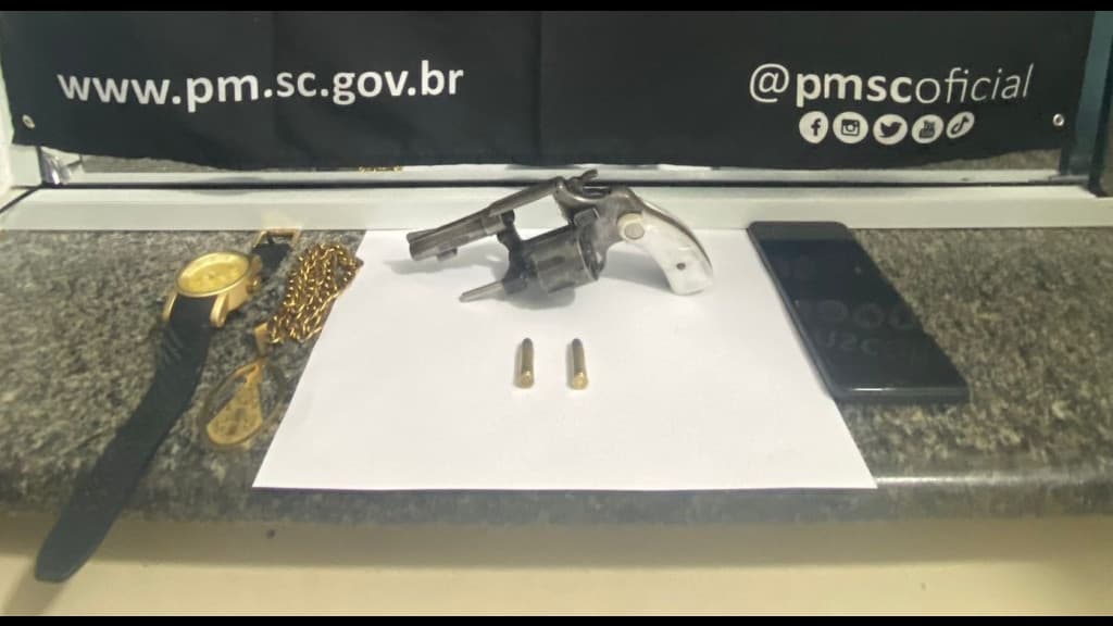 Adolescentes de 16 anos são detidos após roubo à mão armada em Tijucas