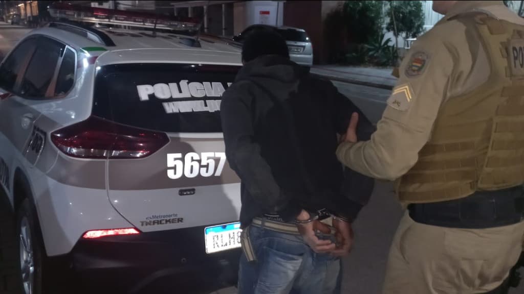 Foragido por roubo é preso após agredir esposa em Canelinha