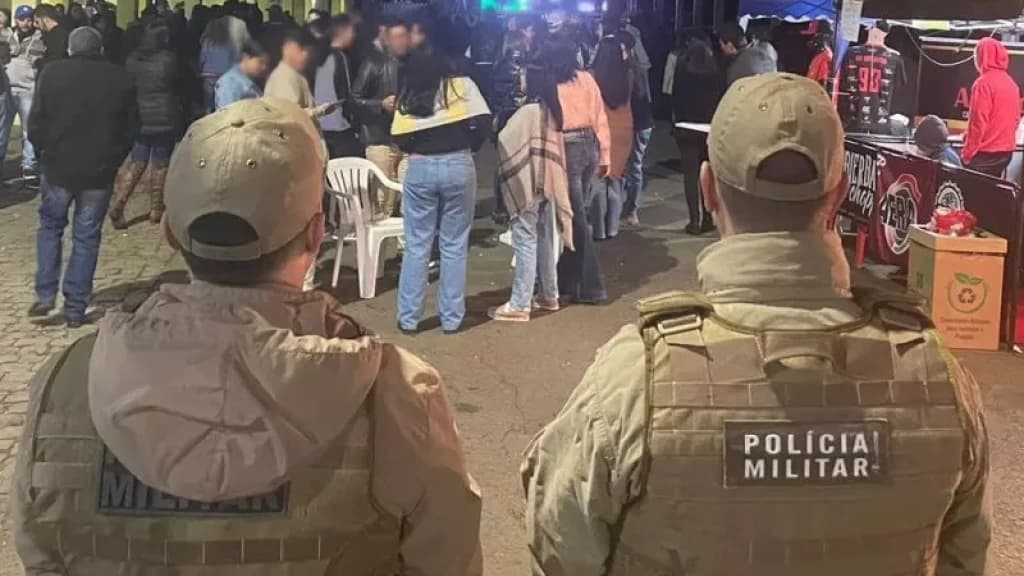 Homem passa a mão nas partes íntimas de jovem durante festa e acaba preso pela PM