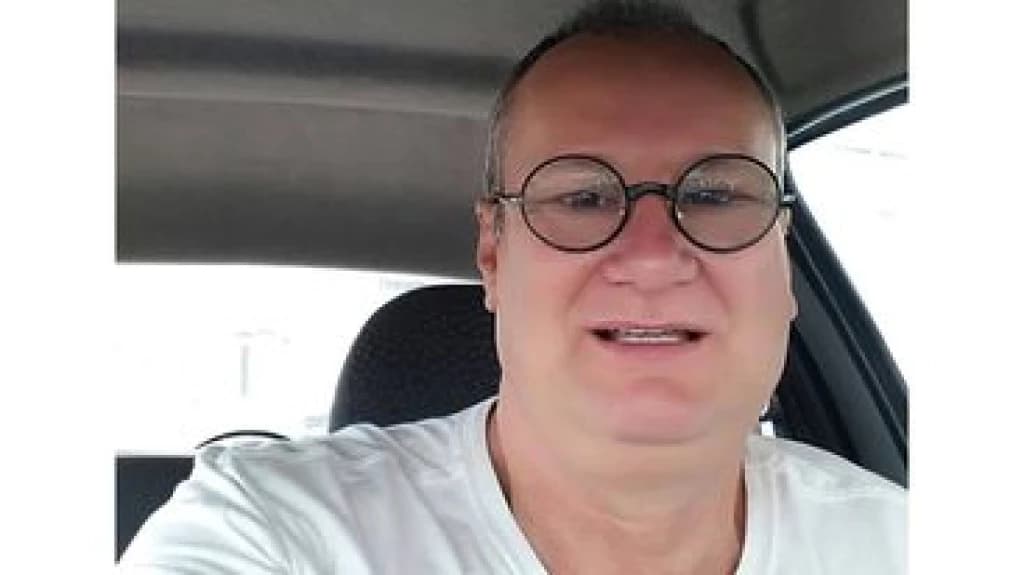 Motorista que morreu prensado por van escolar é identificado