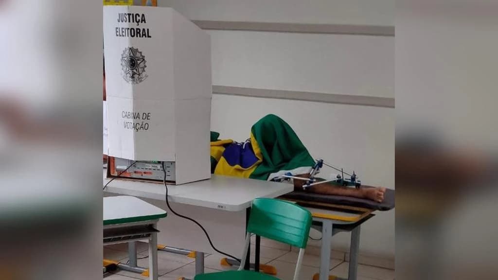 Homem é levado para votar de maca à seção eleitoral em SC