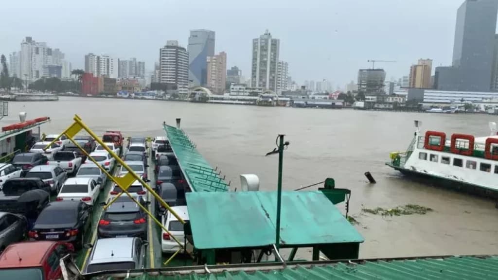 Fortes chuvas e aumento da correnteza suspendem travessia de balsa entre Itajaí e Navegantes