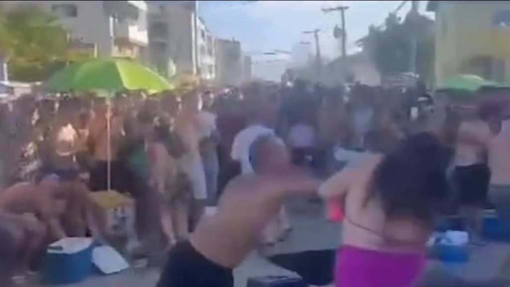 VÍDEO: Pancadaria é registrada durante bloco de Carnaval em Laguna
