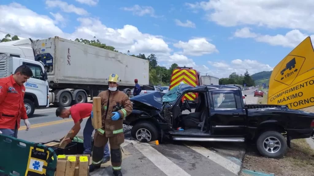 Colisão frontal entre caminhão e caminhonete deixa 4 feridos na BR-470