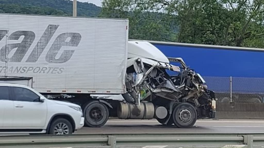 Acidente deixa caminhão destruído na saída do pedágio de Porto Belo