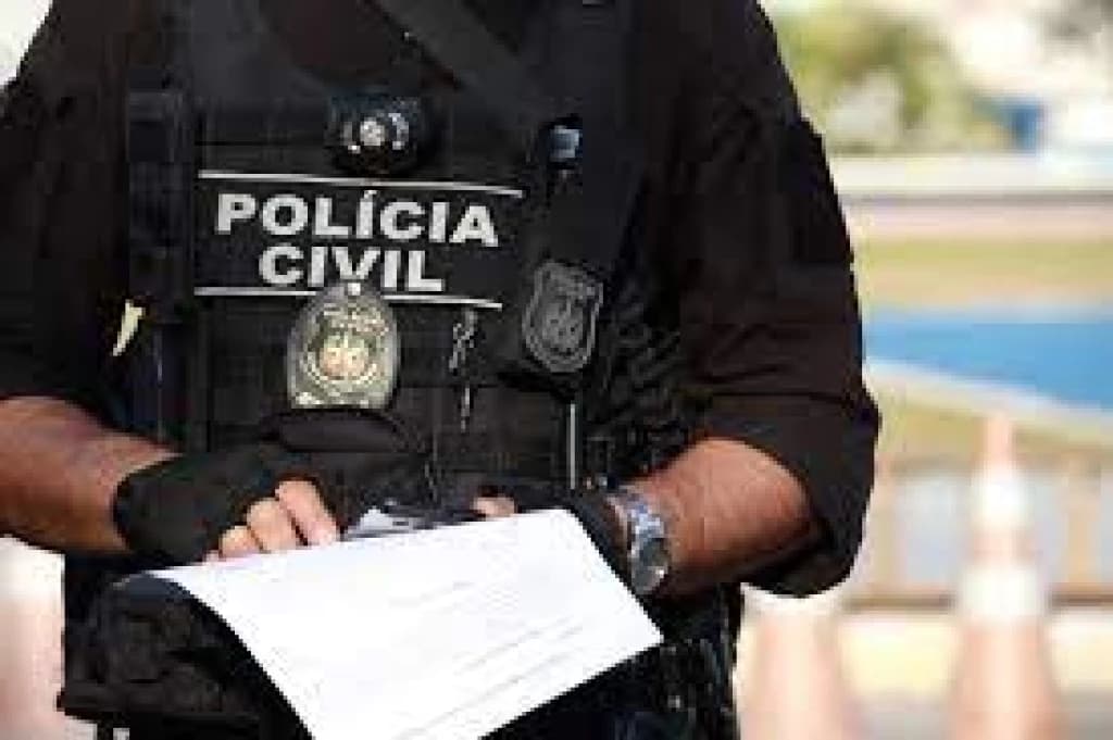 Pai e madrasta são presos por estupro de menina de 12 anos que ficou grávida em SC