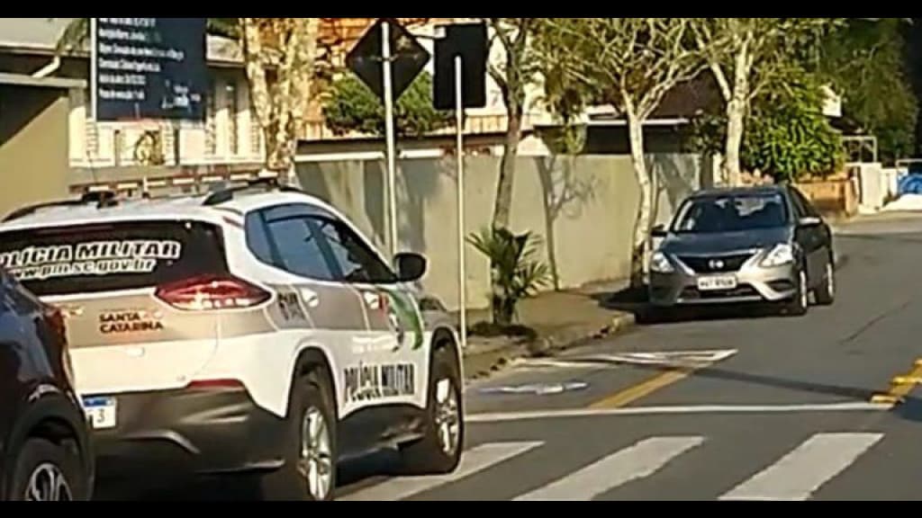 Mãe agride funcionária de escola após filha ficar trancada em sala de aula durante o intervalo