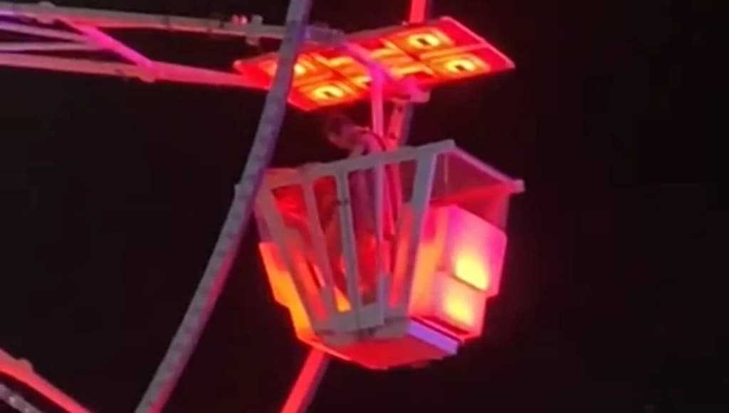 Casal é flagrado fazendo sexo em roda-gigante de evento e vídeo viraliza