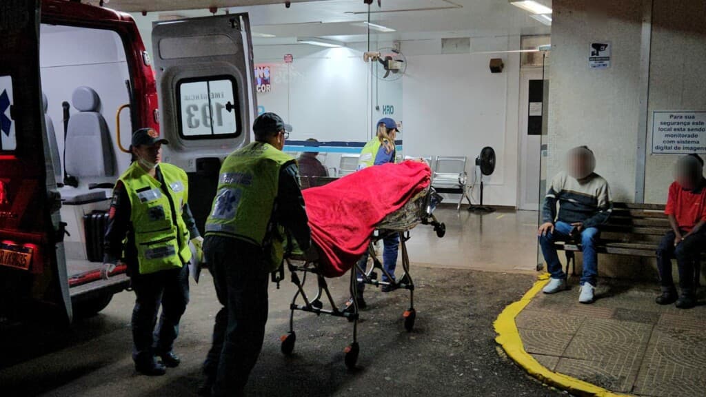 Homem sofre tentativa de assassinato com golpes de machado e faca