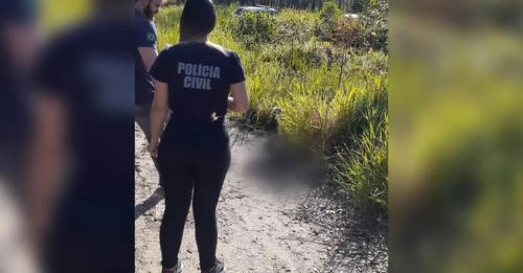 Corpo de homem carbonizado é encontrado em vegetação de praia em SC