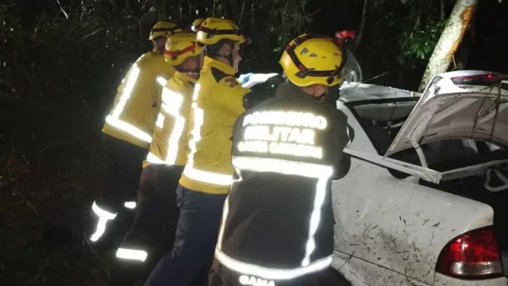 Homem fica encarcerado após carro capotar e bater em árvore na SC-414