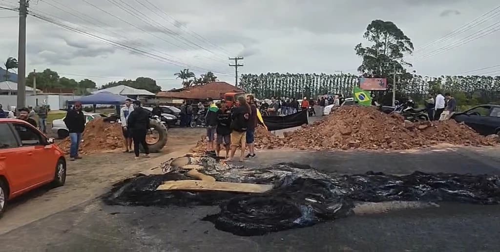 Em Tijucas, manifestantes mantém bloqueio na SC-410