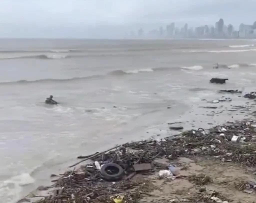 Fortes chuvas deixam orla de praia em Itapema repleta de lixo