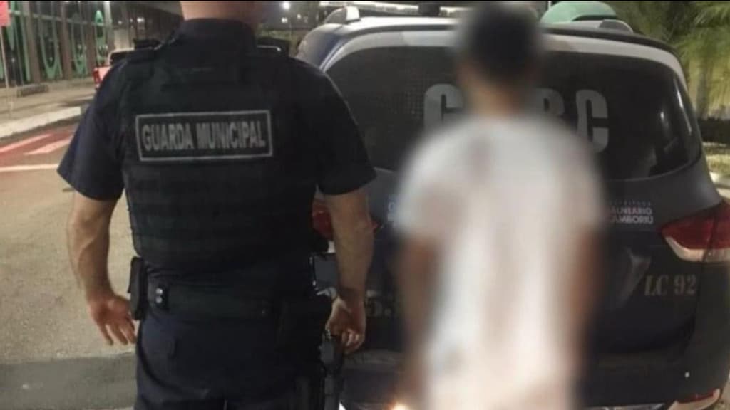 Mulher é espancada por mexer no celular do namorado, em Balneário Camboriú
