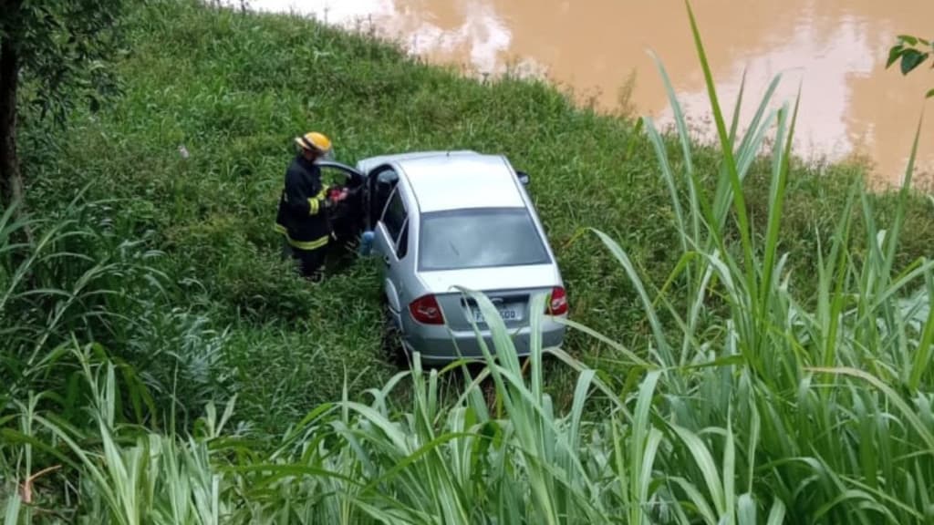 Motorista capota na SC-340 e dorme aguardando socorro