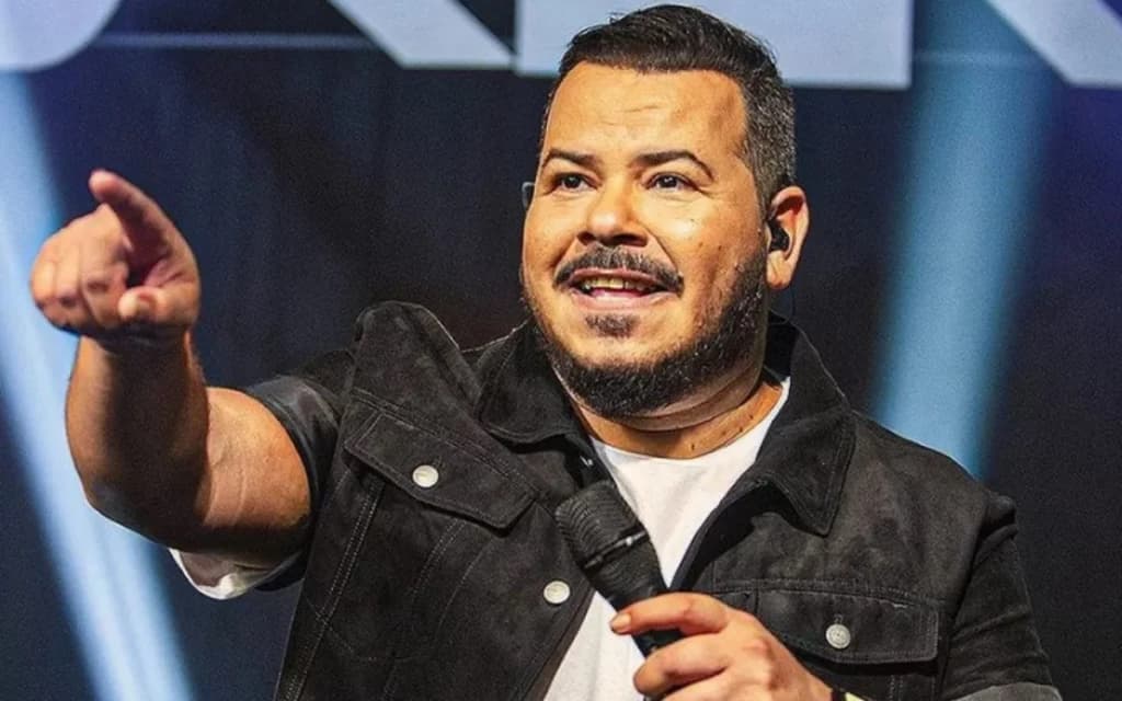 Cantor Renatinho do grupo Bokaloka morre aos 48 anos após infarto