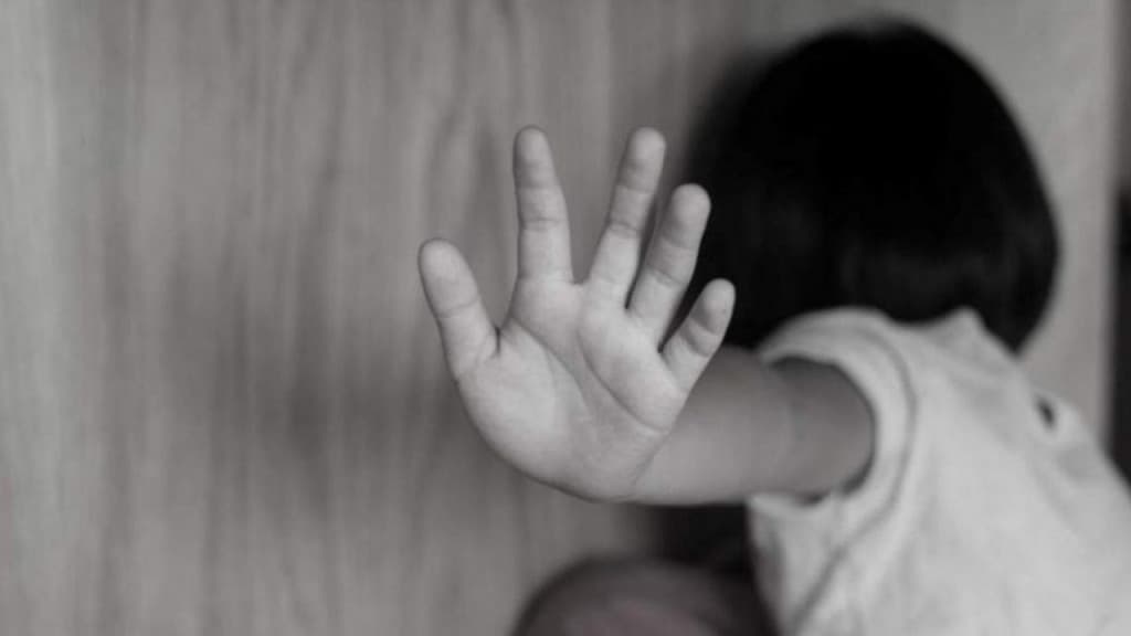 Mãe é presa após filha de 12 anos tomar coragem para denunciá-la por agressões