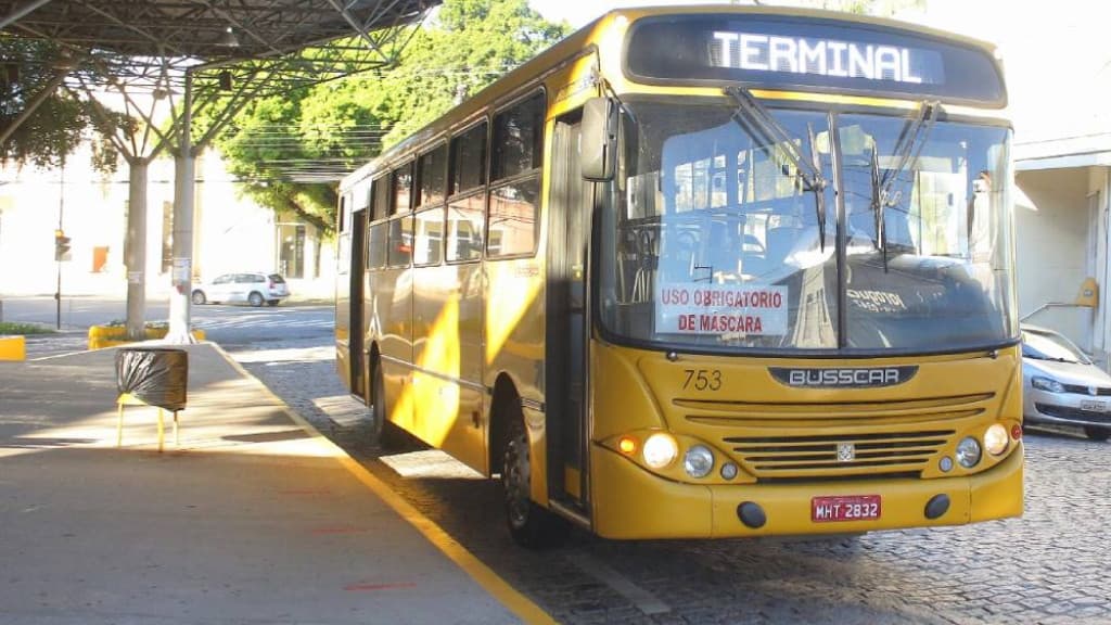 Homem é preso por assédio em ônibus após fingir estar dormindo