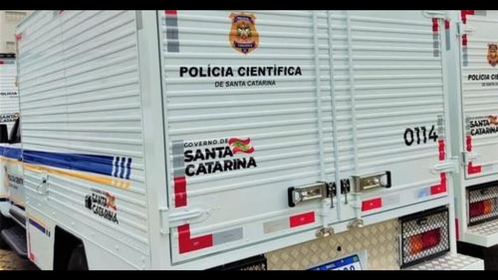 Trabalhador morre esmagado após trator tombar em SC