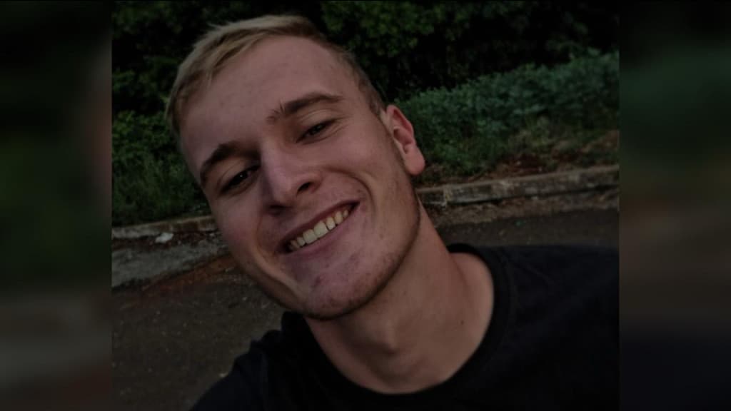 Motociclista morre ao colidir em poste de iluminação pública