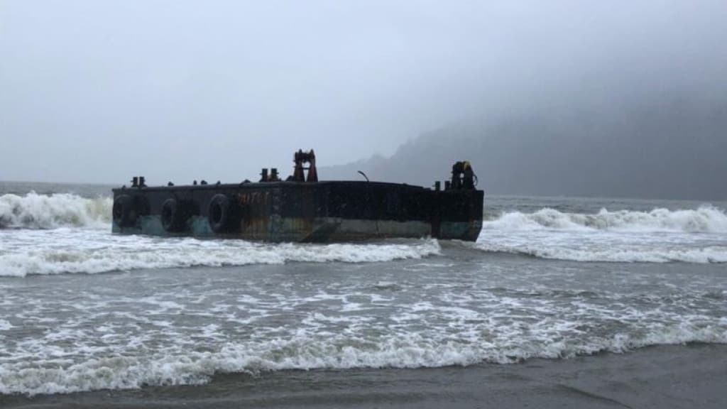 Balsa encalhada em praia de Balneário Camboriú