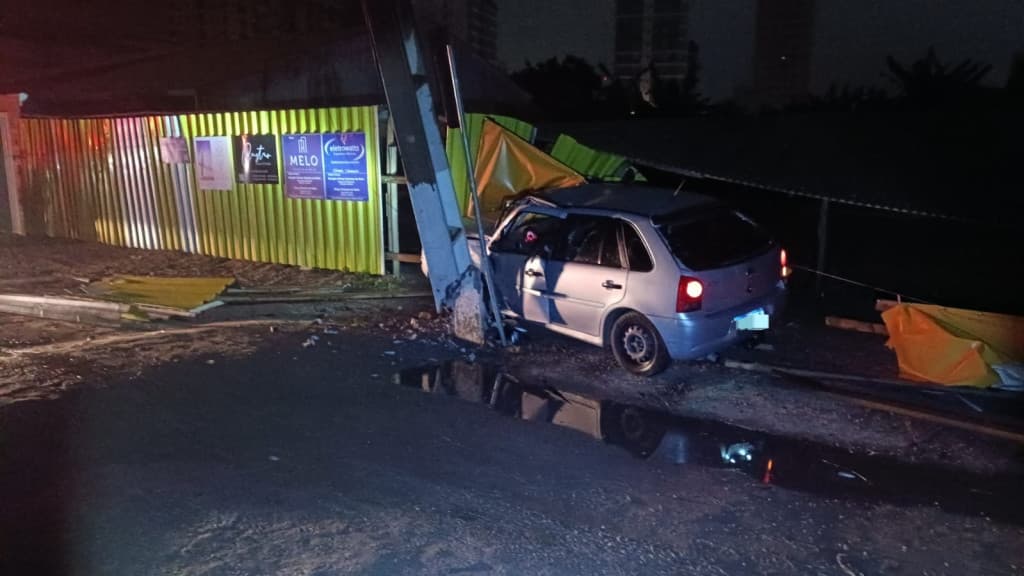 Motorista joga carro contra poste e tenta matar mulher, em Porto Belo