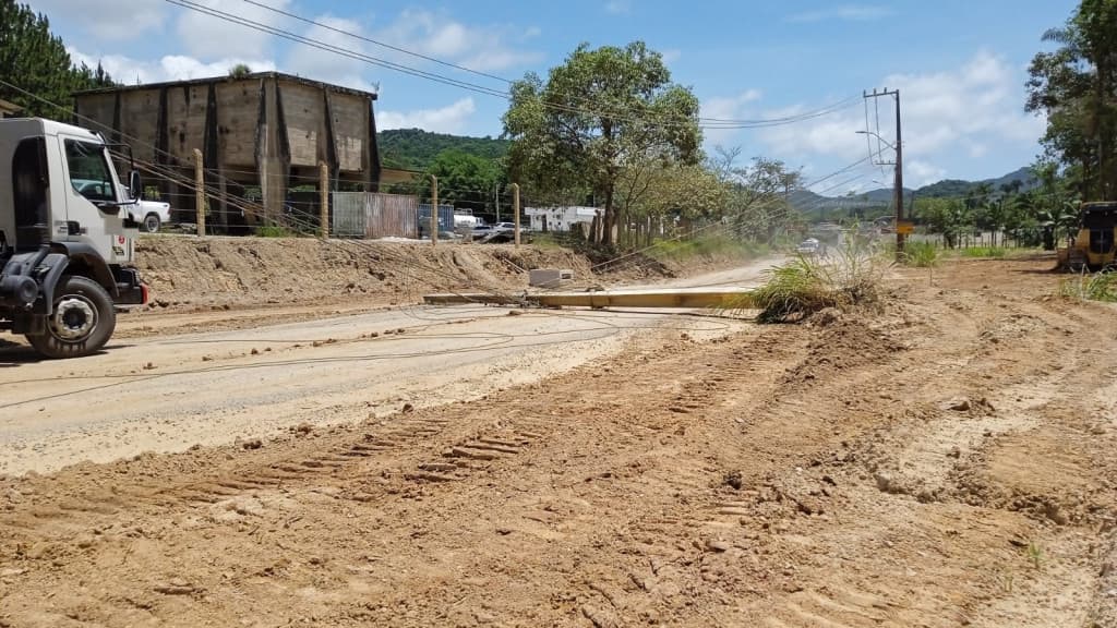 Acidente provoca queda de poste em Camboriú