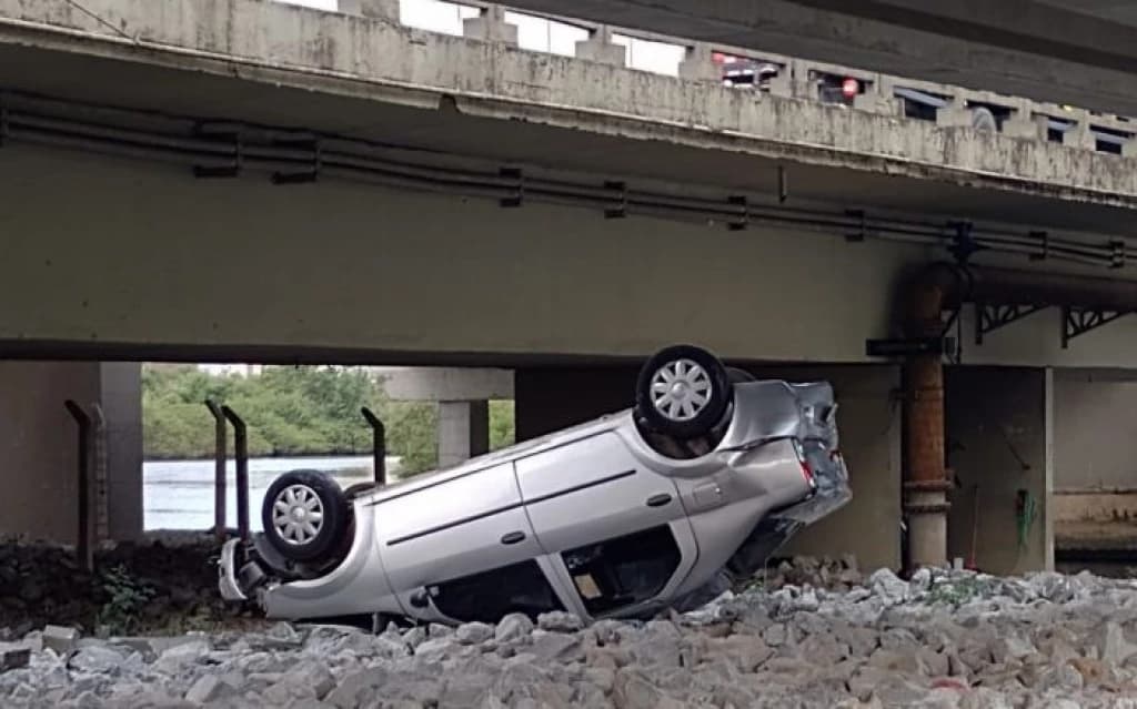 Mulher fica gravemente ferida após carro despencar de ponte na BR 101 em BC