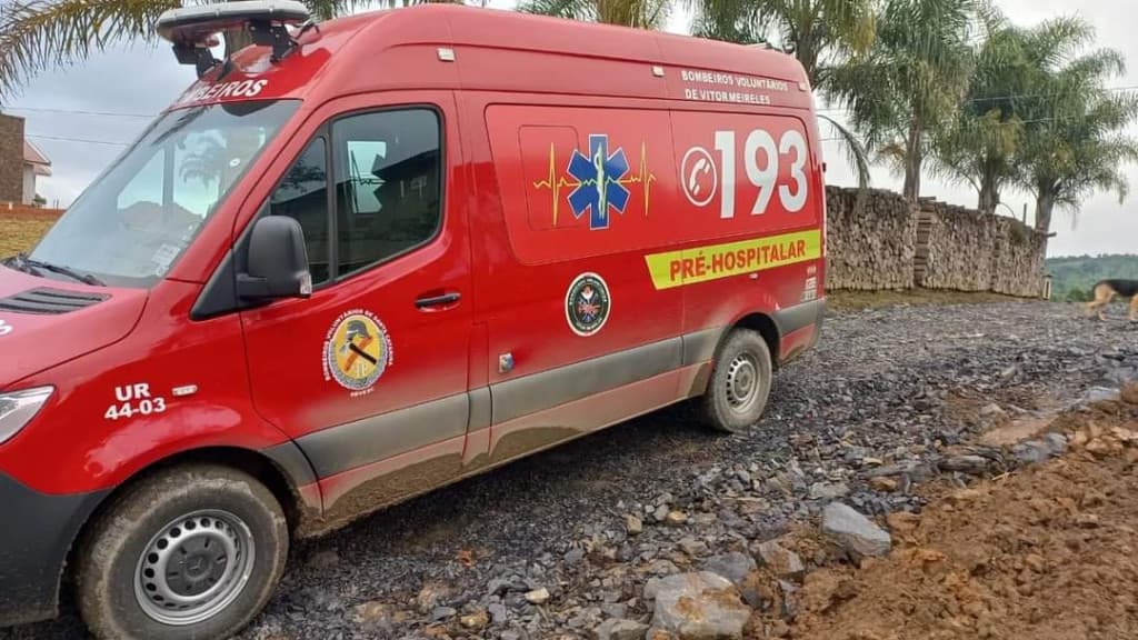 Homem é salvo por bombeiros após engasgar com pedaço de carne e parar de respirar