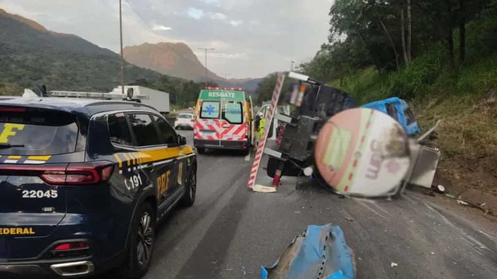 Grave acidente entre caminhões interdita BR-376 entre PR e SC