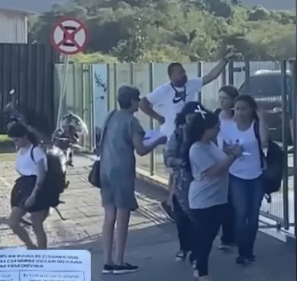 Professora se pronuncia após polêmica na porta de escola em Bombinhas