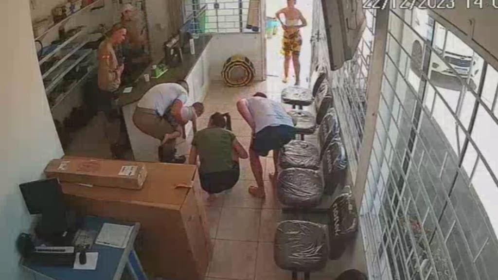 Policiais salvam menino de 3 anos após afogamento em piscina
