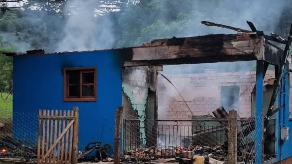 Mulher deficiente morre após incêndio destruir residência e deixar família ferida