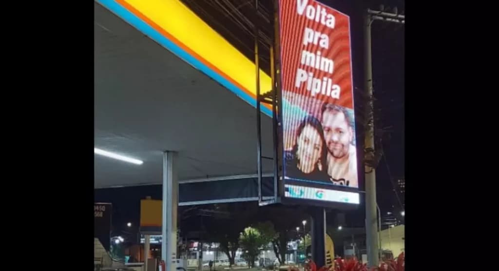 “Volta pra mim”: homem faz pedido para namorada em outdoor de posto em Itajaí