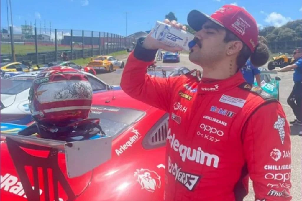 Caio Castro sofre acidente e tem carro prensado durante corrida da Porshe Cup