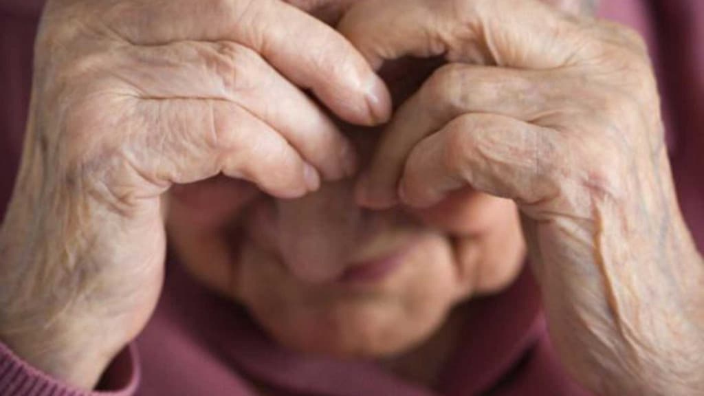 Homem agride mãe de 70 anos com cadeirada em Itajaí