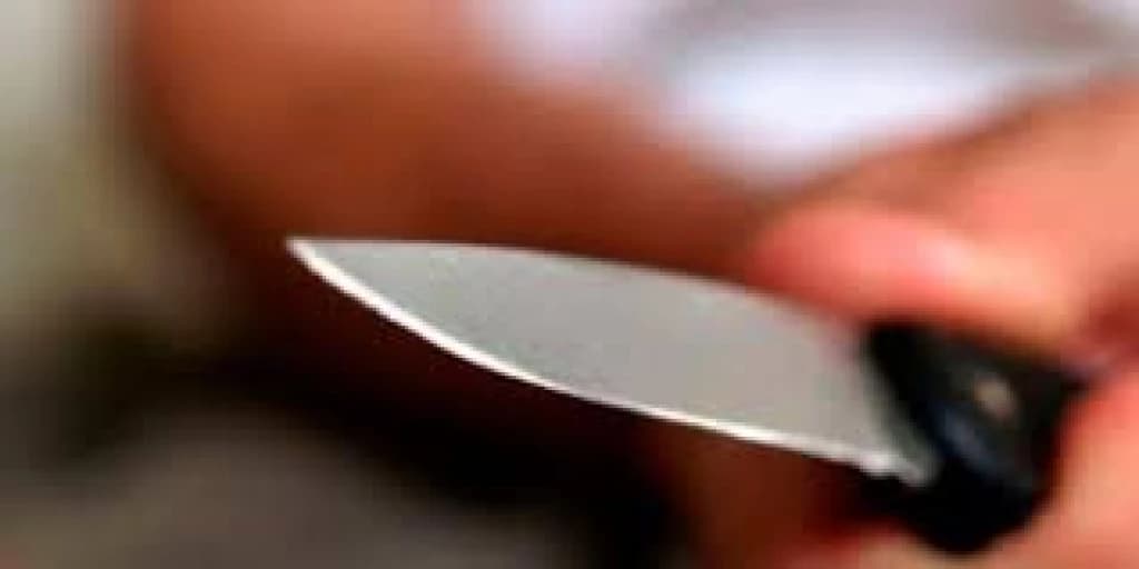 Homem é encontrado morto com faca cravada no peito em SC