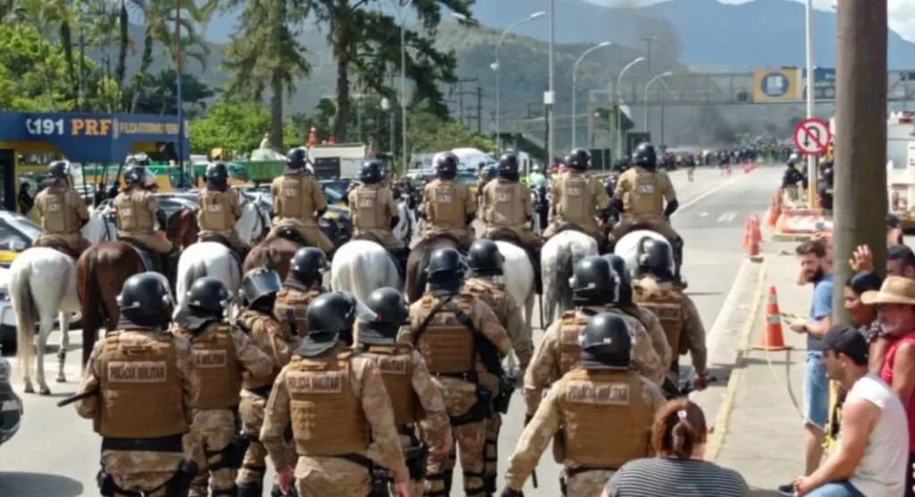 Ação da PM e PRF dispersa manifestantes da BR-101, em Joinville