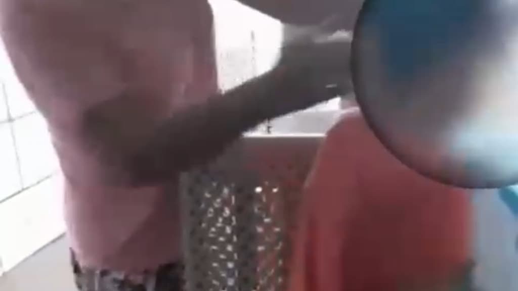 Babá é filmada pela própria filha agredindo criança em SC: “dois tapa na rosca do ouvido”