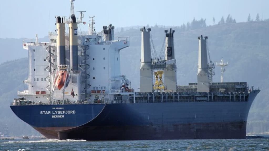 Itajaí marca retorno das operações com navio de 710 contêineres