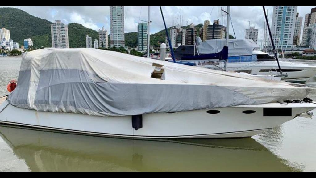 Polícia Federal apreende lancha de luxo em operação contra pirâmide milionária em Itajaí