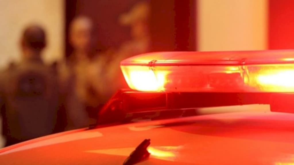 Filho toma as dores da mãe e agride mulher a paulada em bar de Brusque