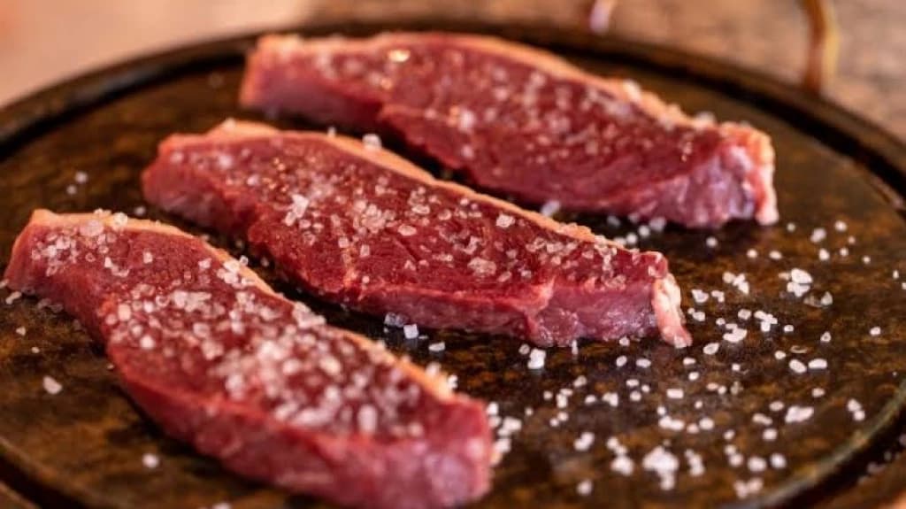 Homem furta residência e leva 4kg de carne da geladeira