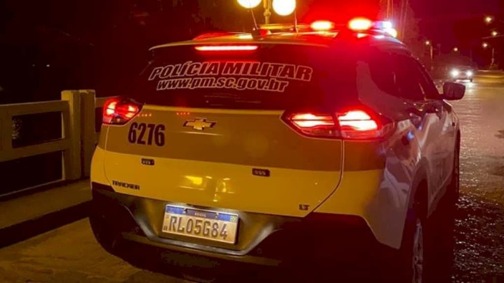 Filho e namorado agridem mãe idosa em Itajaí