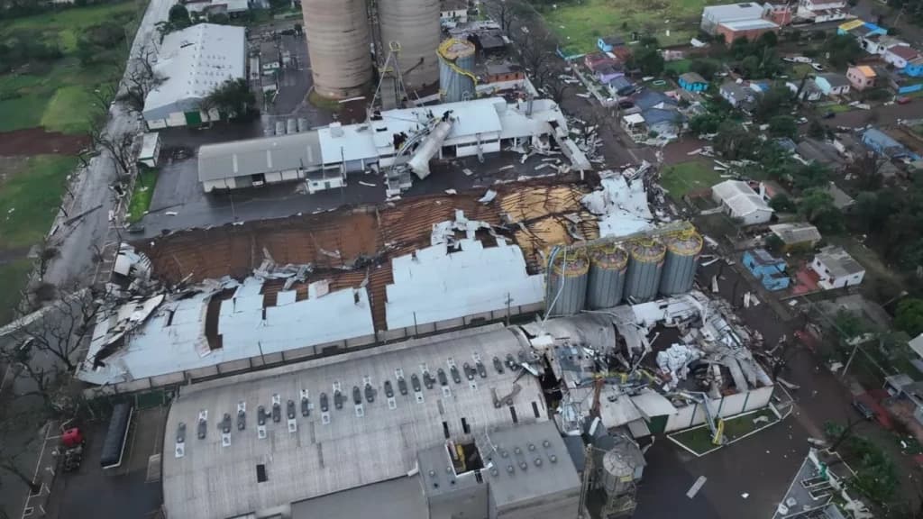Temporal deixa rastro de destruição no Rio Grande do Sul e deixa SC em alerta