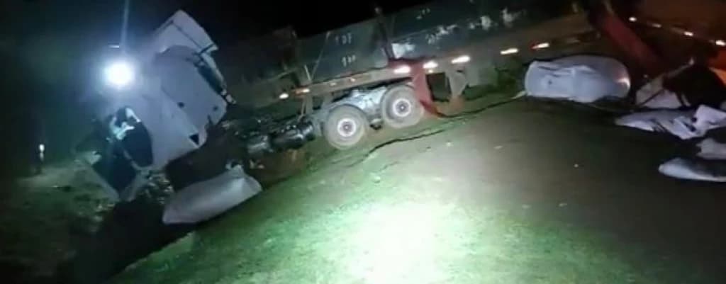 MILAGRE: Caminhoneiro sobrevive a capotamento sem lesões em Chapecó