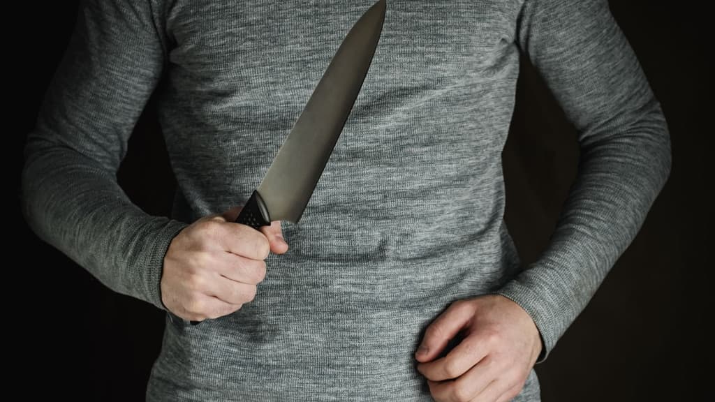 Mulher é esfaqueada no rosto e nas costas pelo marido