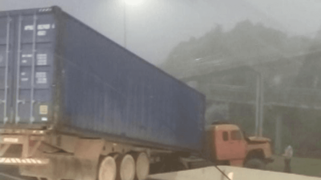 Acidente com carreta na BR-101, em Itajaí, deixa fila quilométrica