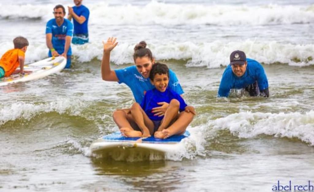 Surf no espectro: Festival Nacional de Surf para Autistas acontece em BC