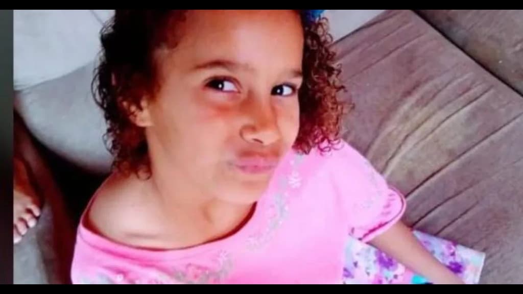 Menina é encontrada morta e nua dentro de sofá na casa do vizinho
